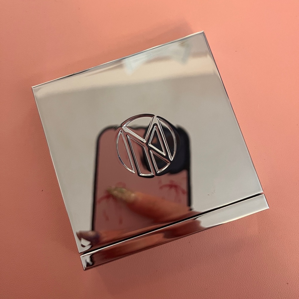 IL MAKIAGE Silver Color Boss Squad Compact